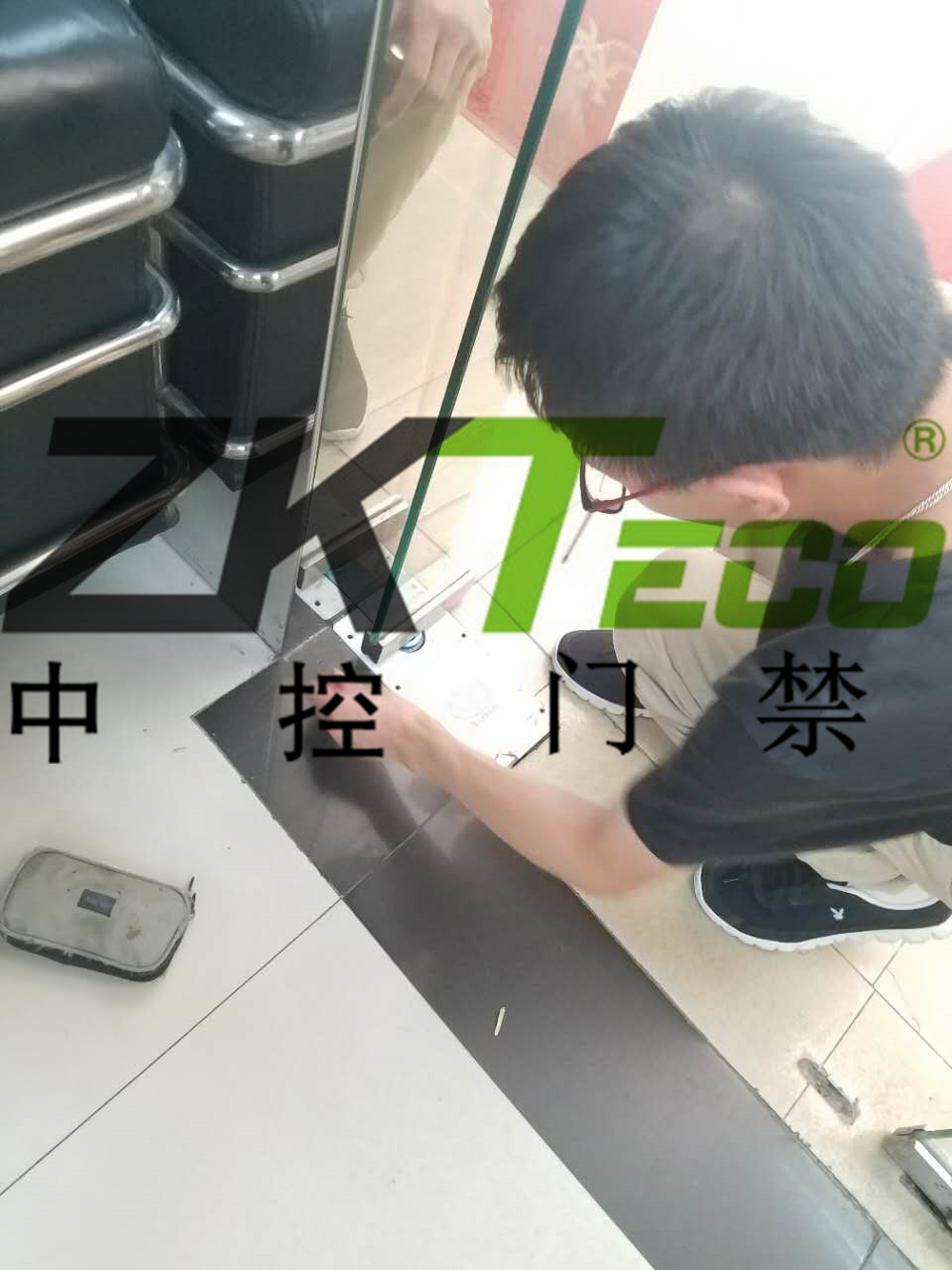 中控門禁公司在越秀區(qū)更換玻璃門彈簧，調(diào)維修玻璃門